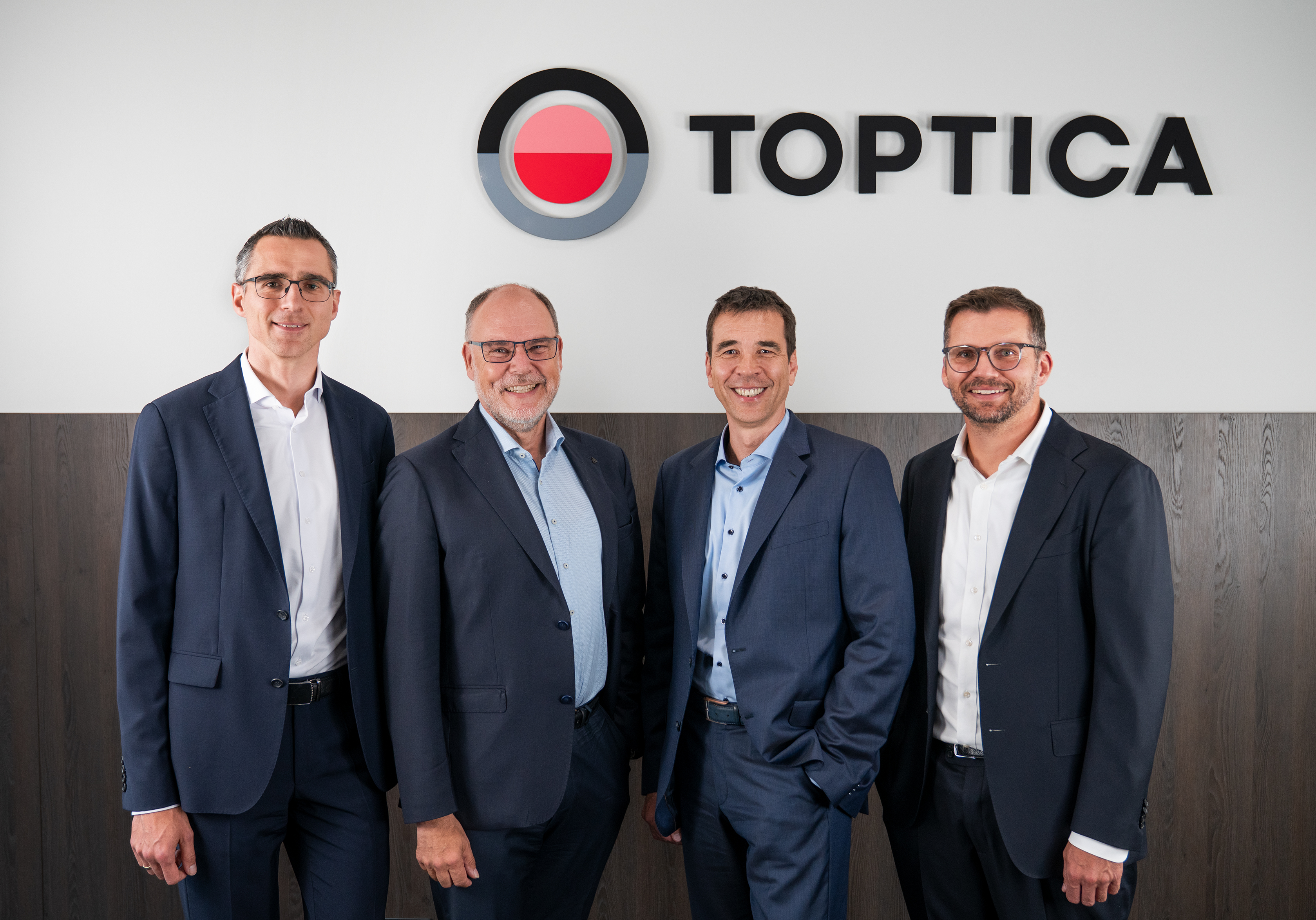 TOPTICA Photonics执行委员会成员，从左至右：•  Mathias Schindler博士（COO), Thomas Renner博士（CSO兼总裁） ，Frank Lison博士（CTO兼总裁） ，Fabian Uhl（CFO）